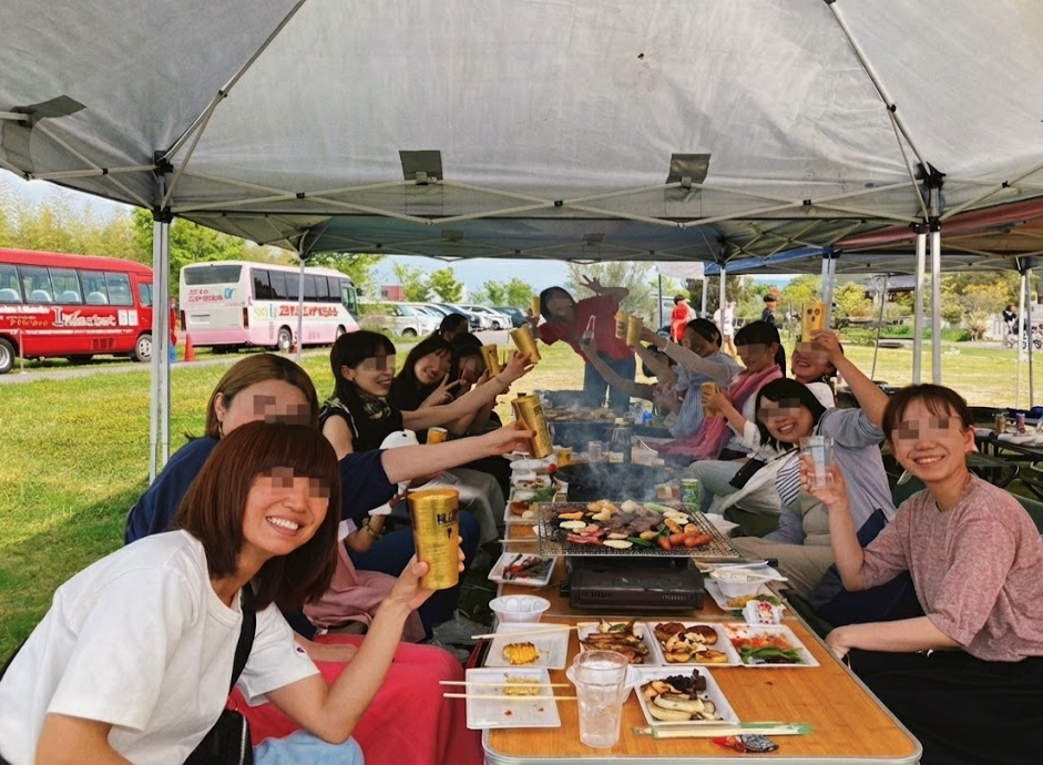 女子会で乾杯するお客様