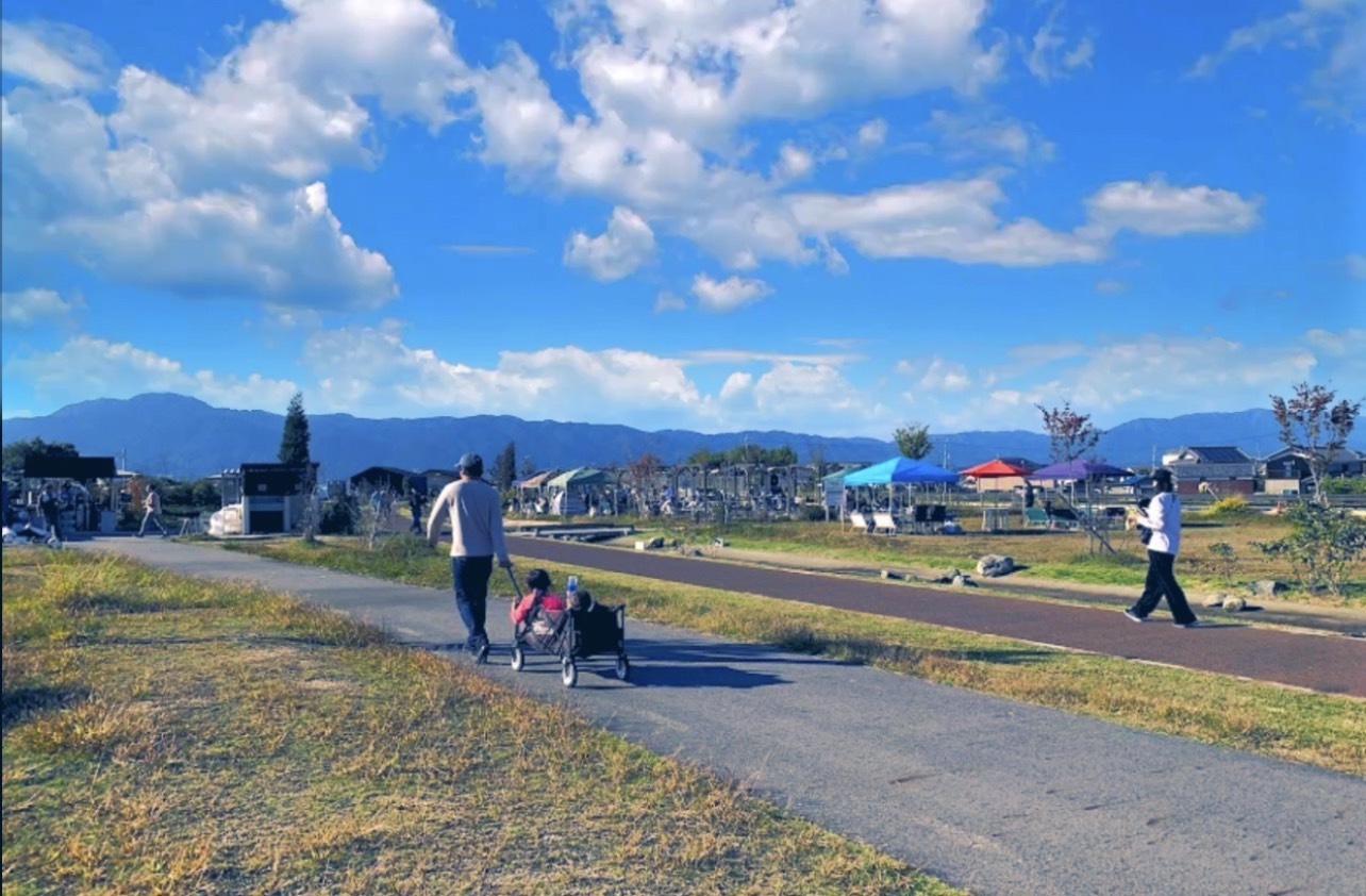 草津川公園を散策するご家族